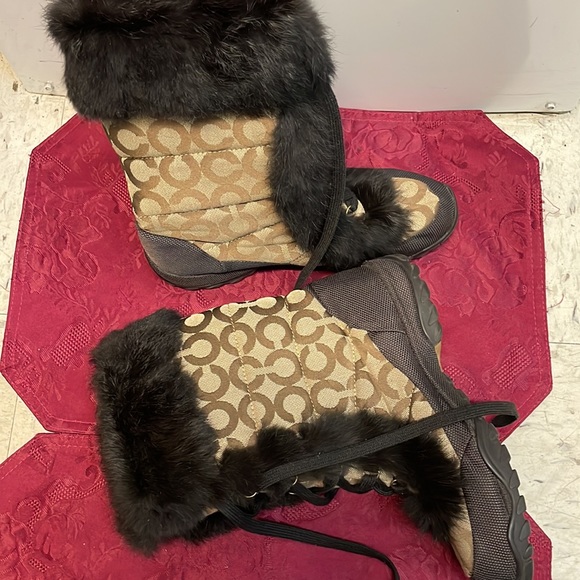 Coach boots with fur Around them - Picture 4 of 6